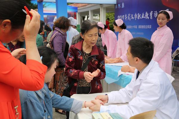 专业老年护理师将持证上岗，武汉有了首个“老年照护”证书试点校