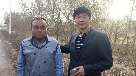 内蒙古凉城县看守所，4月17日下午广州医生谭秦东（左）被取保候审。