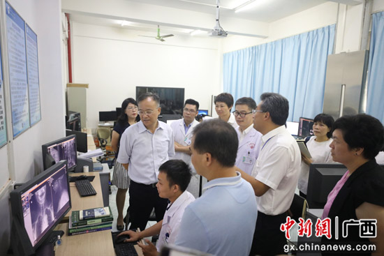 广西壮族自治区副主席黄俊华到南溪山医院进行
