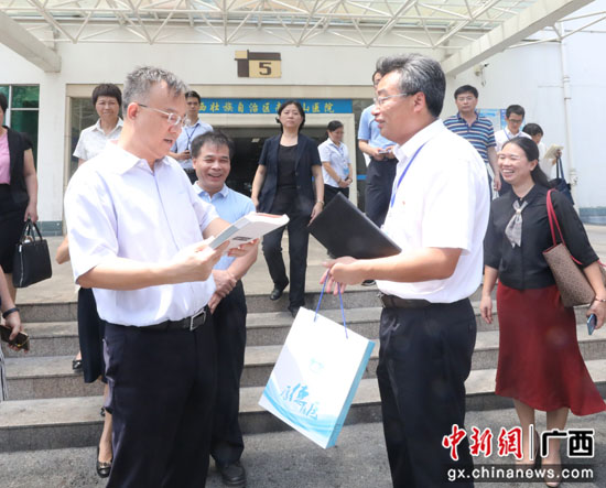 广西壮族自治区副主席黄俊华到南溪山医院进行