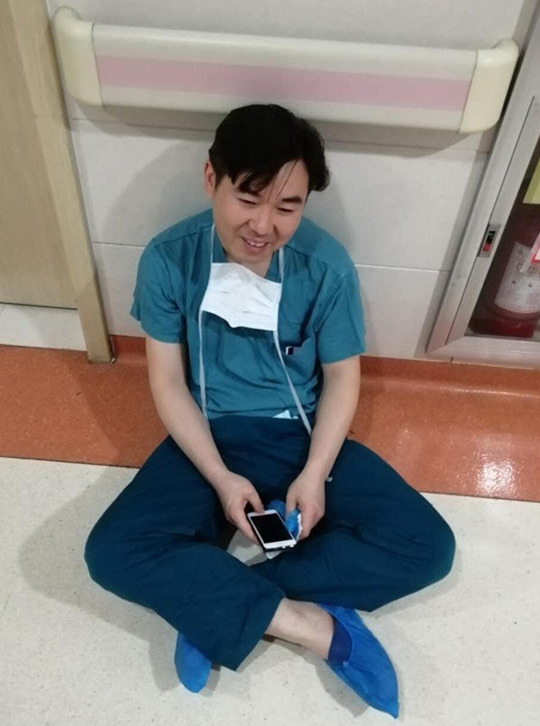 连做4台手术后，医生瘫坐在老婆病房门前：我的孩子正在抢救