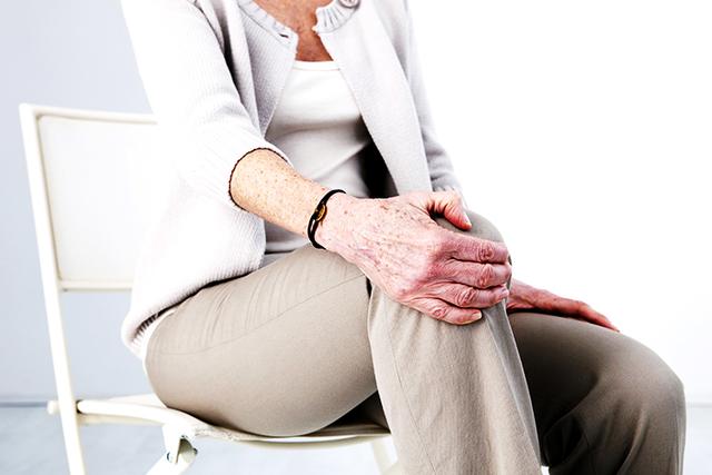 老年女性膝关节疼痛是缺钙吗？如何正确补钙呢？有其他原因吗？