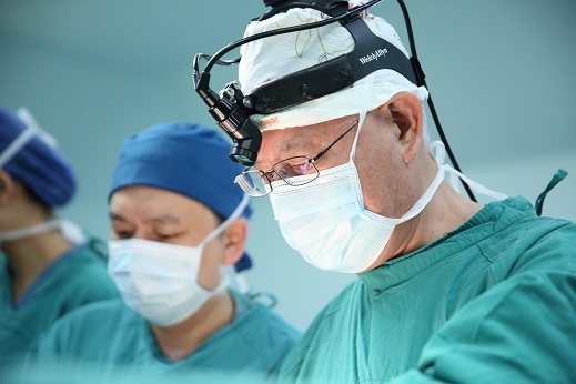 感动！沪上心脏外科医生近80岁高龄仍坚守手术台