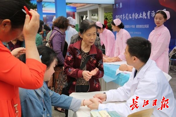 专业老年护理师将持证上岗，武汉有了首个“老