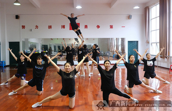 南宁市第十九中学健美操队备战全区学生运动会