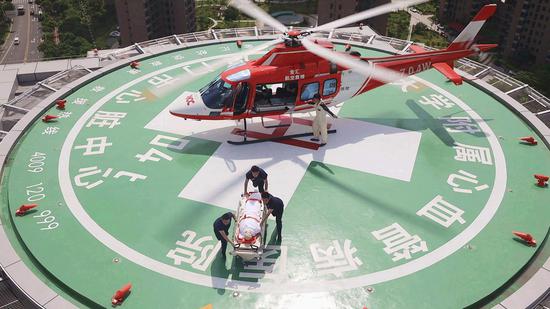 厦心顶楼设有直升飞机停机坪，患者抵达后可通过专用电梯直达手术室，为“救心”赢得宝贵时间。