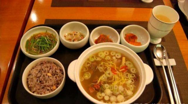 到了韩国才发现，韩剧的美食与现实的差距，这个饭菜扎心了