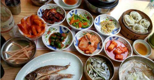 到了韩国才发现，韩剧的美食与现实的差距，这个饭菜扎心了
