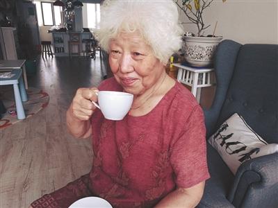 80岁蒋老太的老年生活那叫一个洋气