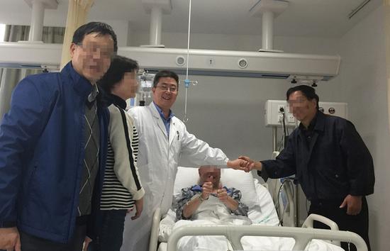 96岁老人持续咯血命悬一线 上海医生生死时速成功止血