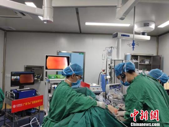 东兴市妇幼保健院的医生在南宁专家远程指导下实施手术。　钟欣 摄