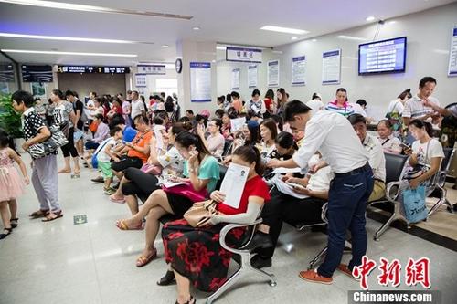 资料图：市民在公安局出入境办证大厅。/p中新社记者 刘梦璇 摄