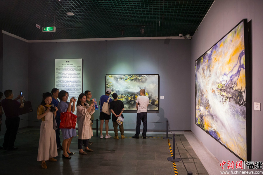 法籍华人艺术家作品福州展出 呈现中西方艺术融