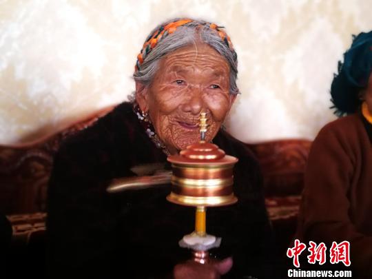 西藏长寿老人：把幸福“揣在心里”每天过着重