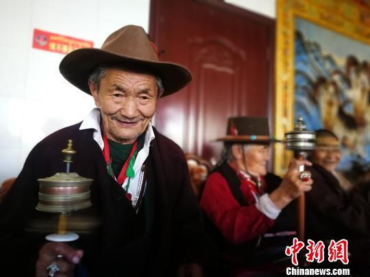 西藏长寿老人：把幸福“揣在心里”每天过着重阳节