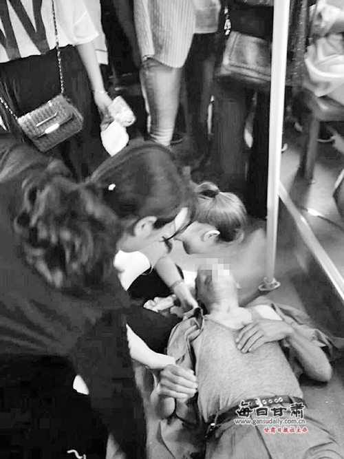 兰州：老人突发疾病晕倒 公交车秒变移动“抢救室”