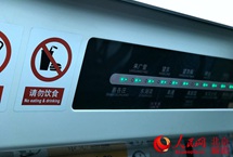 北京地铁禁食规定怎没管住不文明的嘴？ 今年5月15日，北京颁布实施了新版《北京市轨道交通乘客守则》，其中明确提出乘客不得在列车车厢内进食。新规实施近两个月来，记者发现，有人自觉遵守规定，也有人继续旁若无人的在车厢内吃东西。【详细】