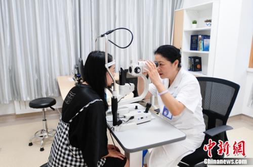 贵州普瑞眼科医院李志敏院长为就诊患者进行眼部检查