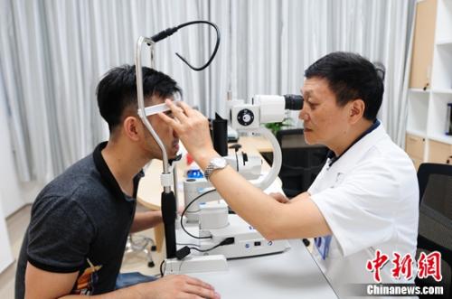 贵州普瑞眼科医院张唯伟院长就诊患者进行眼部检查