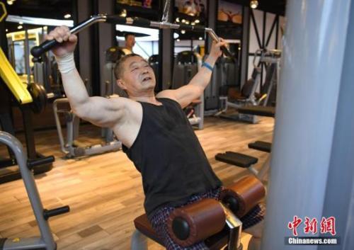 图为健身爱好者在健身房内锻炼。 /p中新社记者 张瑶 摄