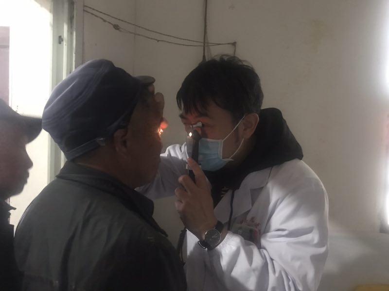 定远县总医院眼科专家组到张桥镇开展眼病义诊活动