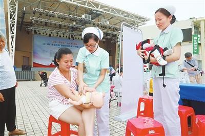 珠海首次举办专科护士大型义诊活动 急救指导母婴保健走上街头