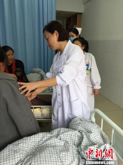图为：何燕在松潘县人民医院的工作场景。供图