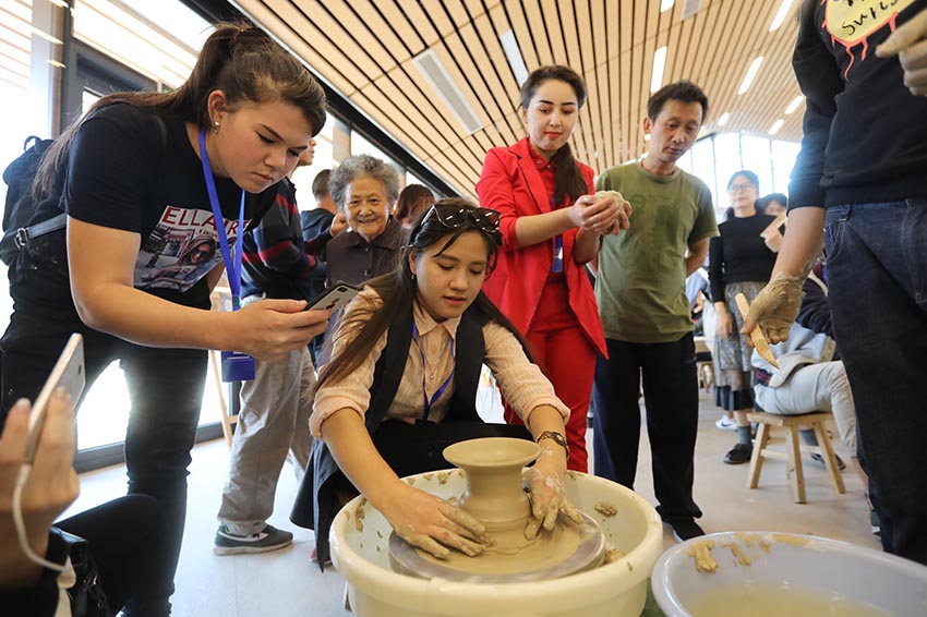 10月13日，来自浙江工商职业技术学院的留学生在体验青瓷制作。章勇涛 摄