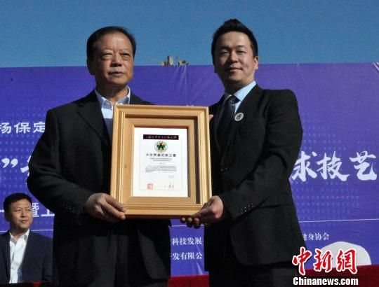  上海大世界基尼斯总部理事查民华(右)向本次活动负责人颁发证书。　徐巧明 摄