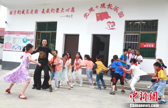 5月31日，江西省德兴市海口镇新源居“成长乐园”内，“志愿妈妈”在陪伴孩子们玩耍。　董世超 摄