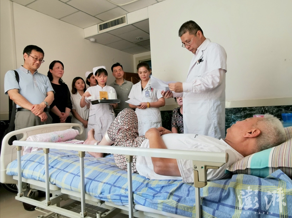 上海医疗人才“组团式”援疆：中医在新疆