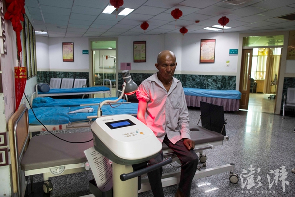上海医疗人才“组团式”援疆：中医在新疆