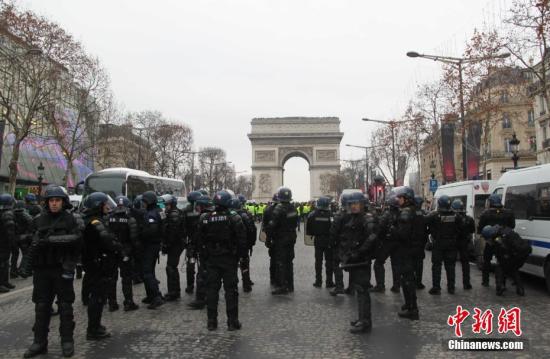 大批警察在法国巴黎凯旋门与示威者对峙。/p 记者 李洋 摄