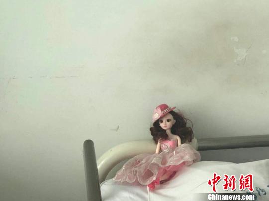 在临汾市中心医院普通外科病房，9岁的张声其(化名)刚刚睡着。枕头旁，一个小洋娃娃陪着她入睡。　李庭耀 摄