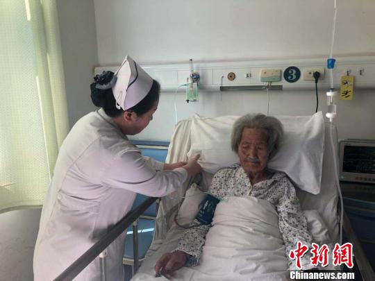 45岁的郑心禾(化名)和她84岁的母亲都住进了骨科病房。病床上为郑心禾的母亲。　李庭耀 摄