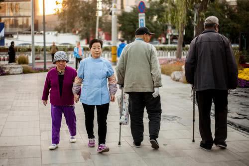 三高人群散步能预防骨质疏松？建议：坚持做这3项运动，健康长寿