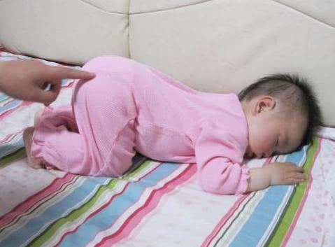宝宝为什么喜欢“跪着”睡觉？到底好不好，家长应该怎么办