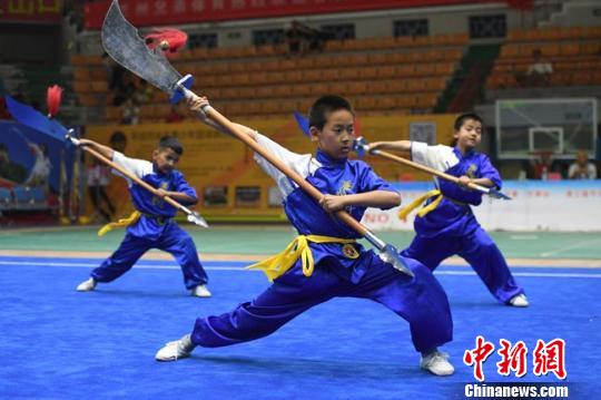 参加传统武术比赛的选手在比赛中。　杨艳敏 摄