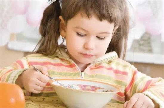 孩子少喝这三种“营养大补汤”，喝多了影响身体发育，家长要重视