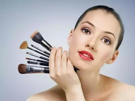 不会化妆的女人难掩皮肤尴尬，4种实用化妆技巧，教你人妆合一