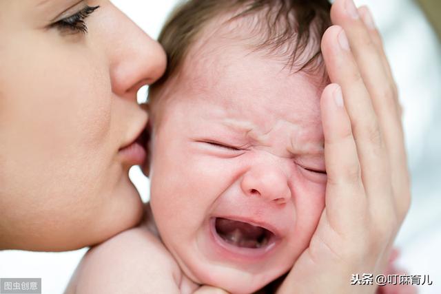 新生儿吐奶，“拍嗝”并不是最佳办法，试试这几招比“拍嗝”好用