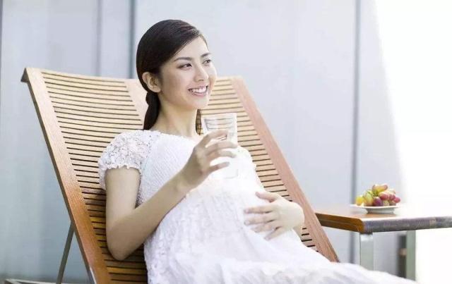 孕期4种喝水方式易伤胎，尤其是这类孕妈，羊水少也不能大量喝