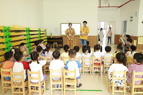 志愿学生们在幼儿园进行“蓓蕾呵护”小课堂