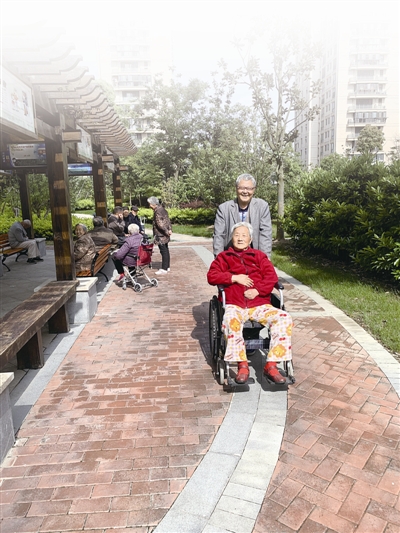 这位老爷爷自学中医 只为让瘫痪老伴重新站起