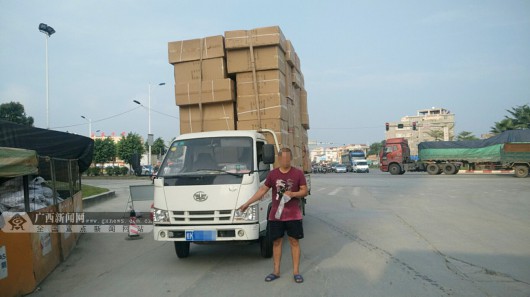 小货车载货严重超高 司机抱侥幸心理上路被查(图)
