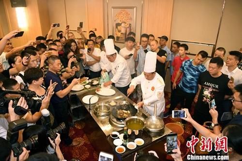 图为闽菜大师表演烹饪经典闽菜“爆炒双脆”。中新社记者 刘可耕 摄