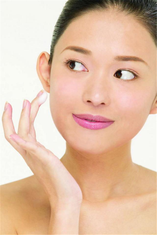女人再懒，化妆也别省这3个步骤！皮肤容易变差，还会使毛孔粗大