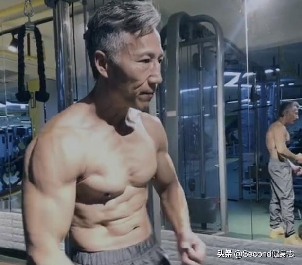 从年轻健身到老年，肌肉会变成什么样？62岁健身老鸟给出完美诠释