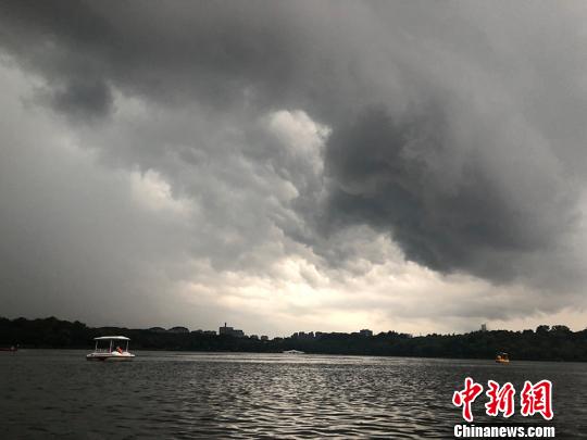 在长春市南湖公园划船的游人突遇暴雨 (资料图) 郭佳 摄