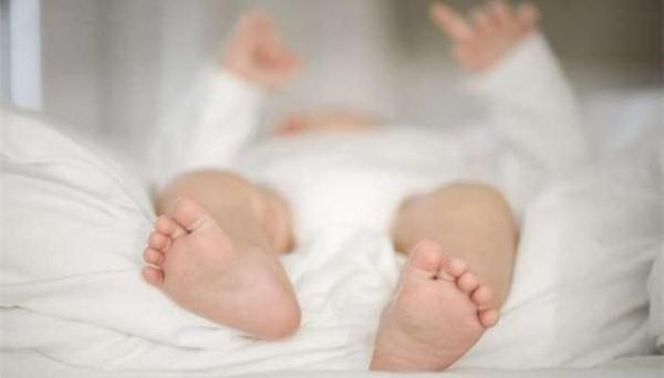 婴儿晚上睡觉时需要穿袜子吗？很多人都不了解，宝妈不要错过了